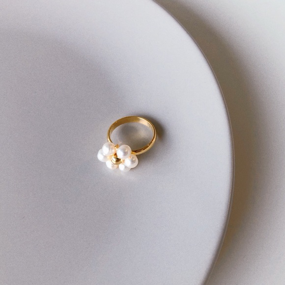 Size 6 Pearl Daisy Ring - Picture 6 of 7